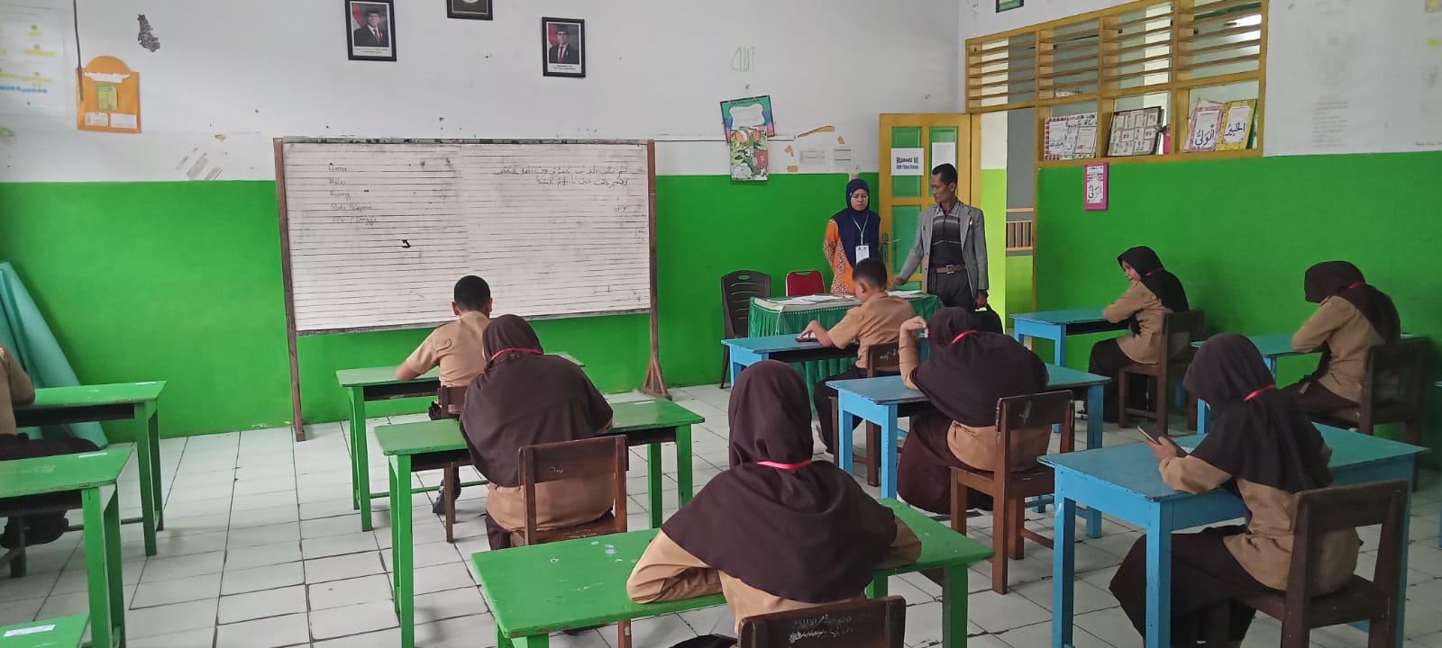 Pengawas Pastikan Asesmen Akhir Madrasah di MIN 1 Tana Toraja Berjalan Sesuai Prosedur
